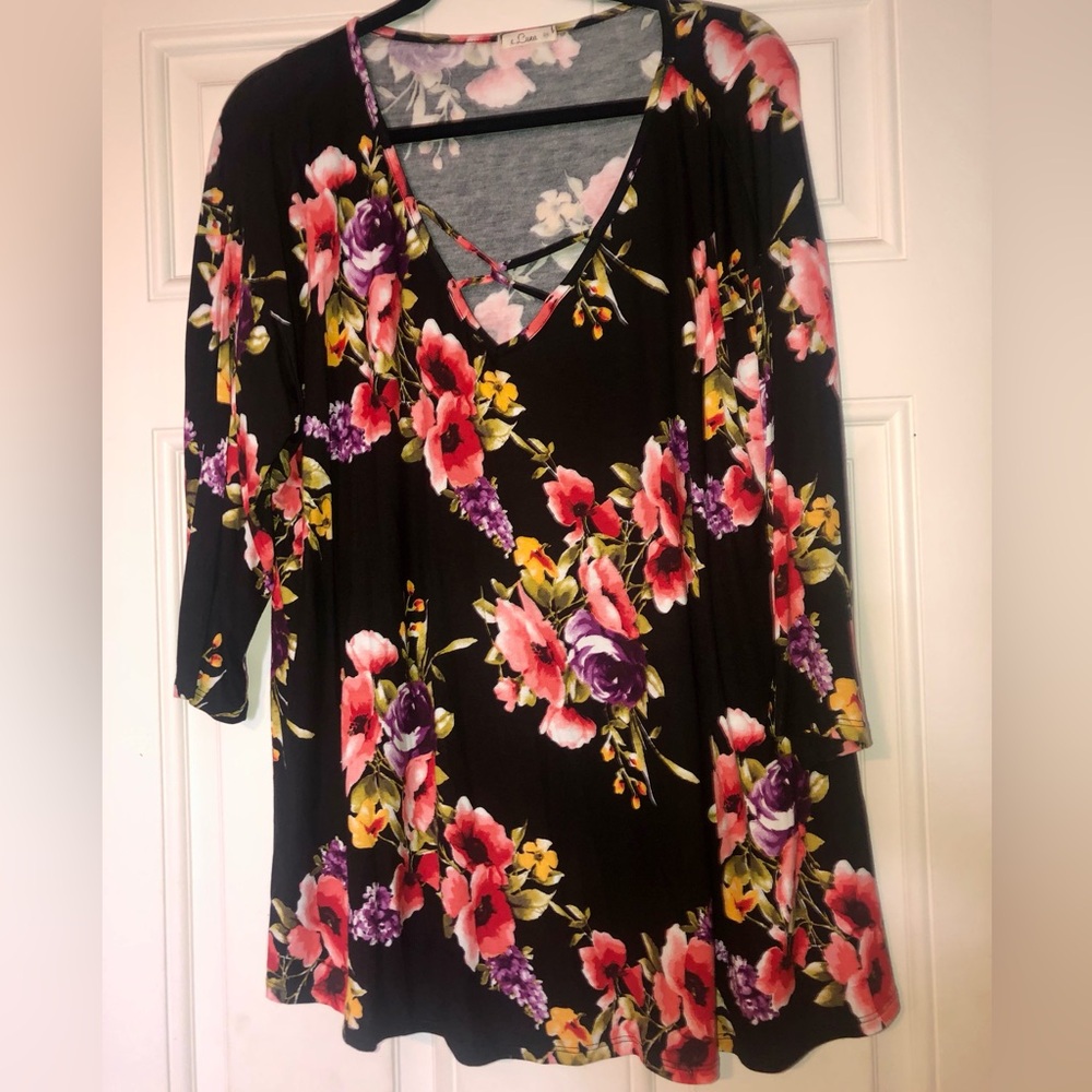 Floral e. Luna brand black short sleeved cage front women’s top size 2x xxl plus